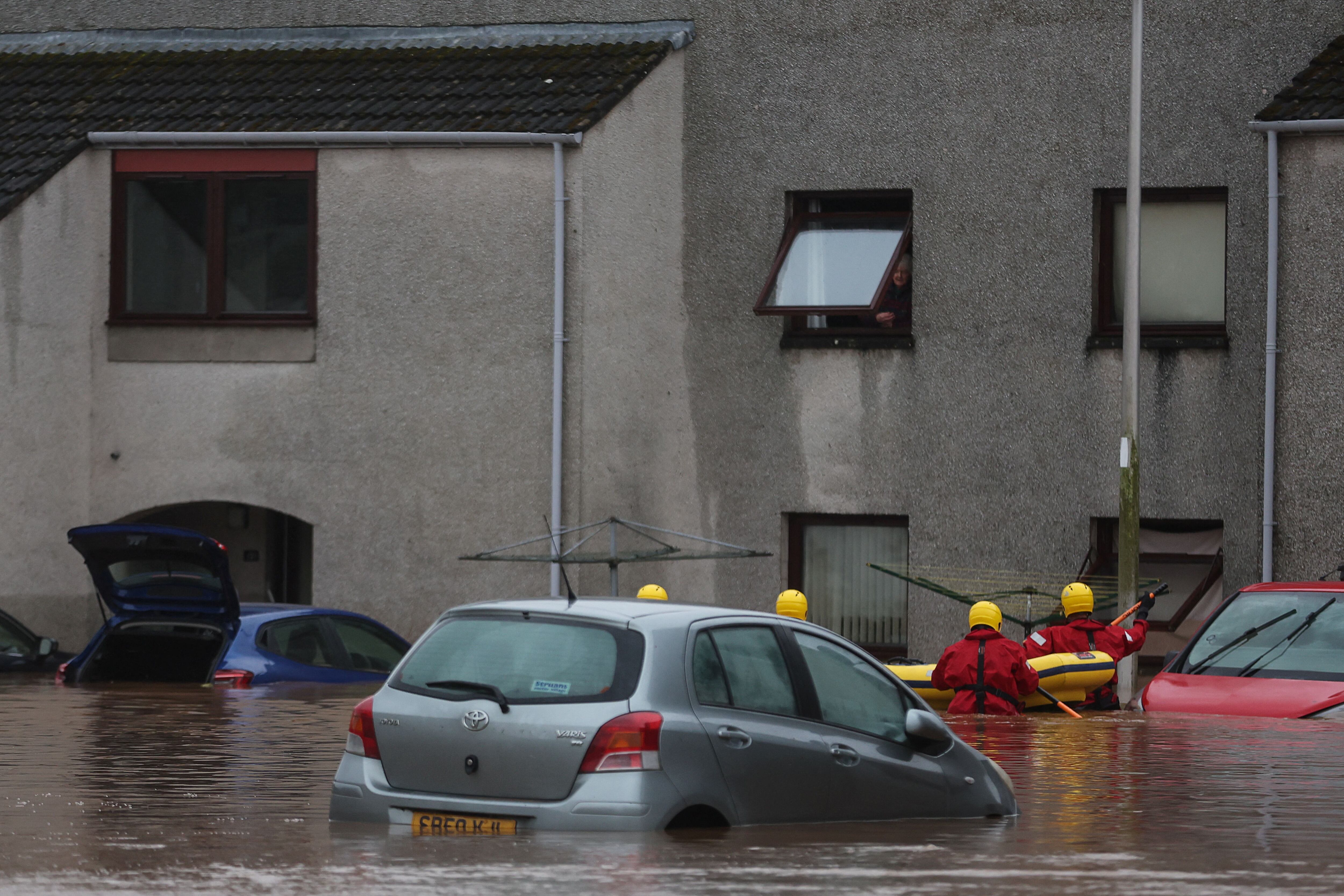 Los servicios de emergencia ayudan en la evacuación de personas de sus hogares en Brechin, Escocia (REUTERS/Russell Cheyne)