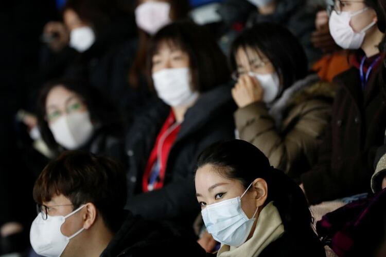 Espectadores con máscaras para evitar el contacto con el nuevo coronavirus asisten a un campeonato de patinaje artístico en Seúl, el 7 de febrero de 2020 (Reuters/ Kim Hong-Ji)