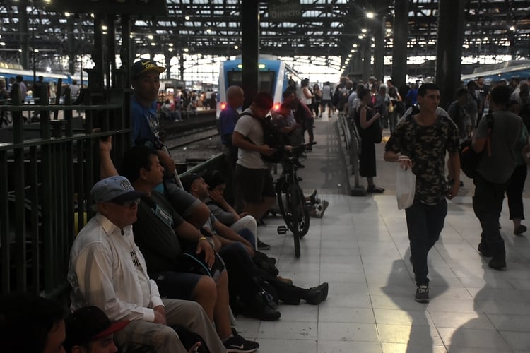 Los pasajeros que quedaron varados en la estación Constitución (Nicolás Stulberg)