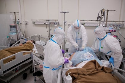Personal médico del hospital montado en el Palacio de Hielo de Moscú (REUTERS/Maxim Shemetov)