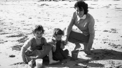 Jane y Arnna Beaumont con una amiga en la playa de Adelaida, en Australia