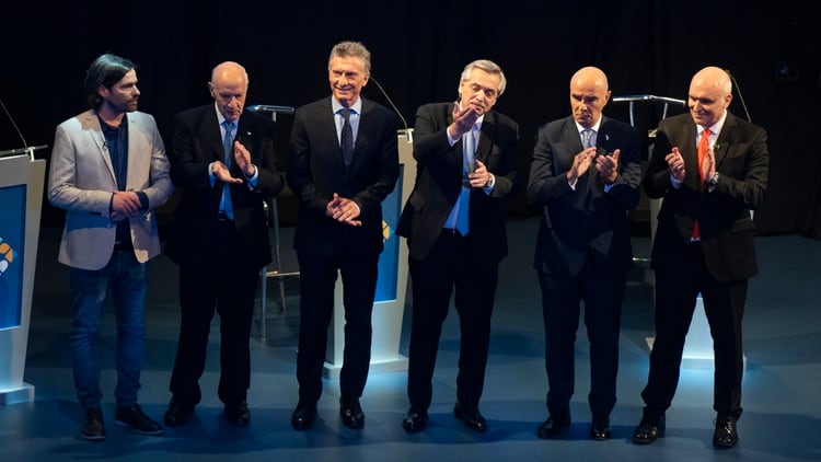 Los seis candidatos presidenciales, en la foto final del segundo debate obligatorio en la Facultad de Derecho de la UBA. 