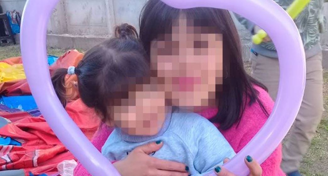 Miki y su hija en el hogar donde vive hoy. 