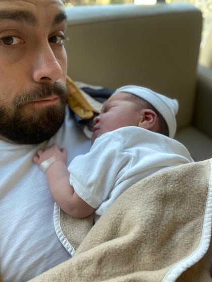La beba en los brazos de su papá, Lucas Delfino (@DelfinoLucasOk)