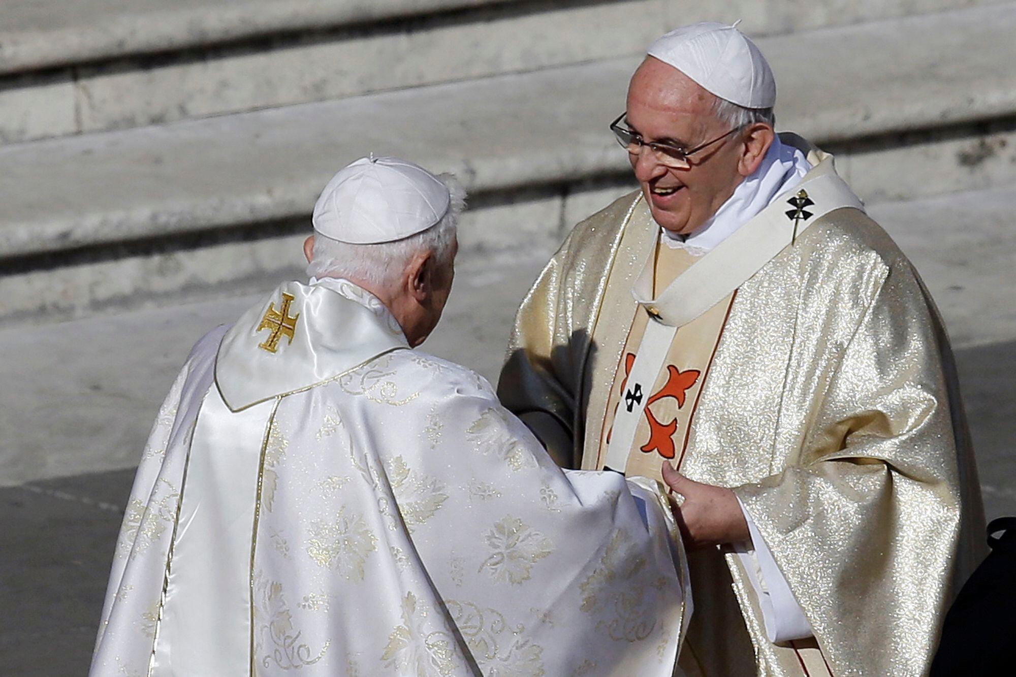 El papa emérito Benedicto XVI saluda al papa Francisco antes de la ceremonia de beatificación del papa Pablo VI, 19 de octubre de 2014. (AP Foto/Gregorio Borgia, File)