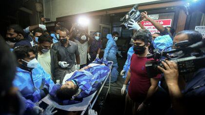 El traslado de uno de los heridos (AP Photo)