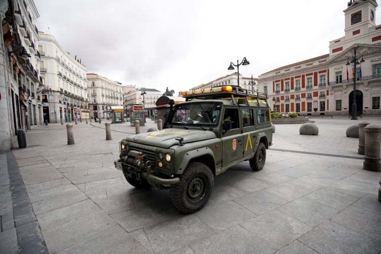 Un vehículo de la Unidad de Emergencia Militar (UME) patrulla en una plaza de la Puerta del Sol casi vacía durante el cierre parcial como parte de un estado de emergencia de 15 días para combatir el brote de la enfermedad por coronavirus en Madrid (REUTERS / Juan Medina)
