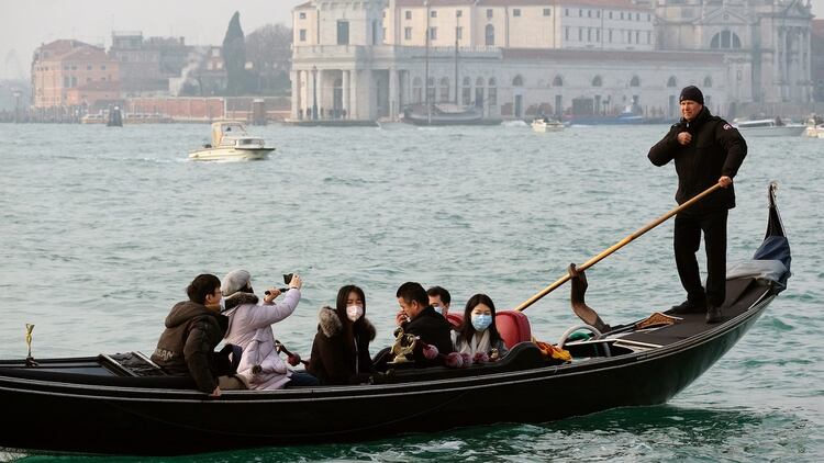 Turistas cubriéndose el rostro en Venecia, Italia, para prevenir un contagio de coronavirus (REUTERS/Manuel Silvestri)