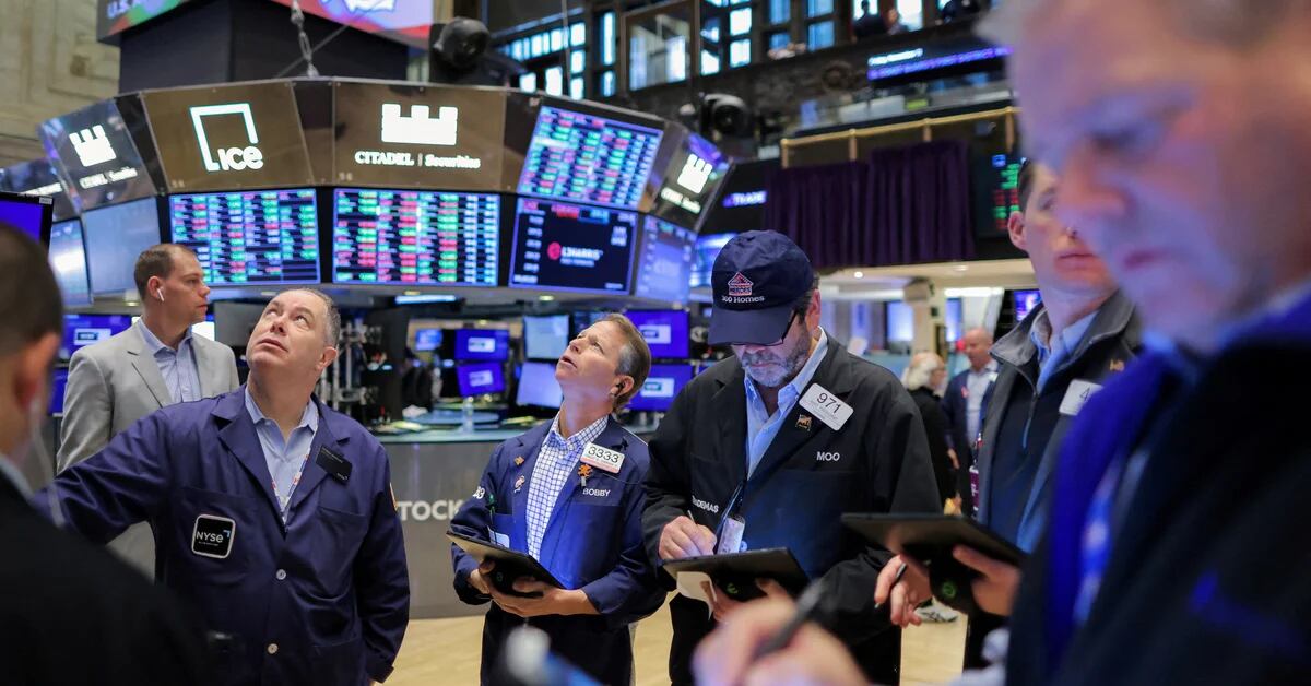 Wall Street closed positive and recorded the first week with gains in a month
