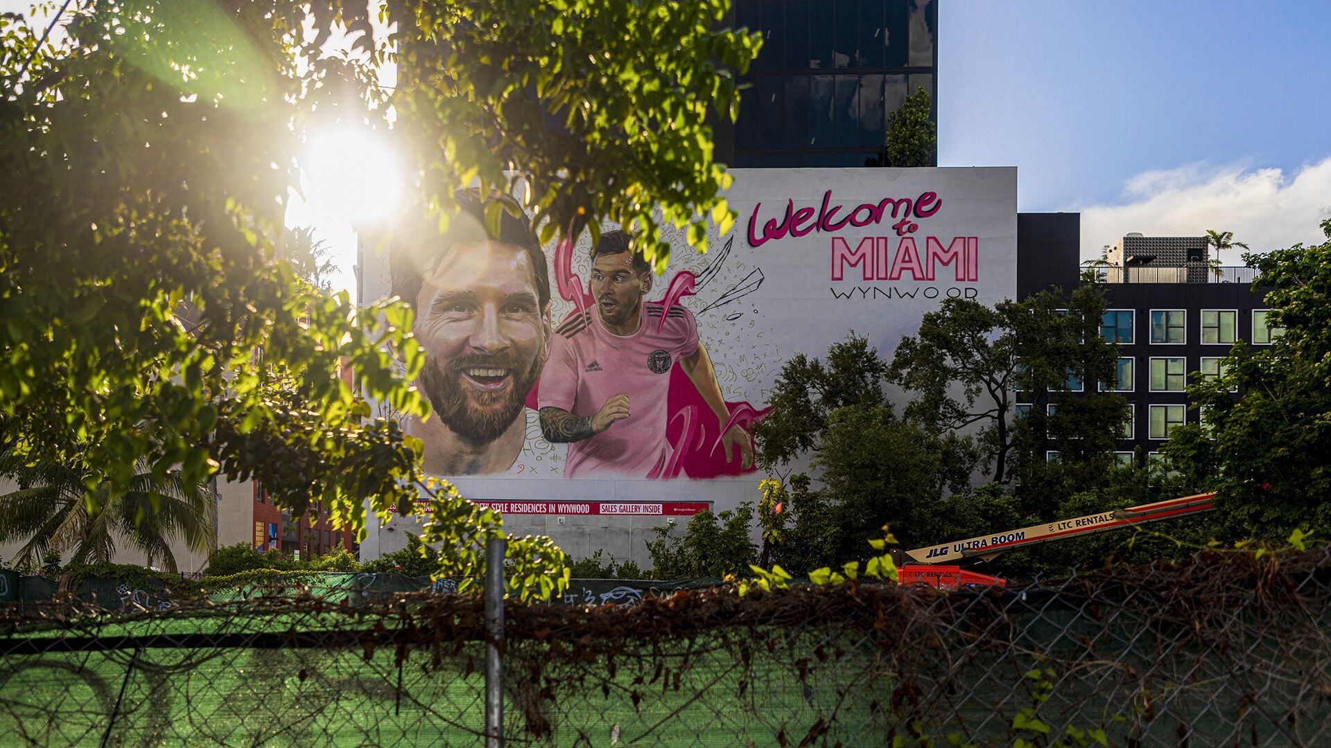 En las semanas transcurridas desde que Messi anunció el mes pasado que ficharía por el Inter de Miami, los artistas se han apresurado a pintar murales suyos por toda la ciudad (Saul Martinez/The New York Times)