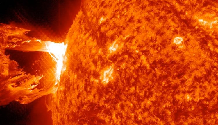 El 3 de mayo de 2012 se detectó que un un gran bucle de material lanzado por una erupción en la superficie solar (Foto: NASA/SDO)