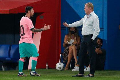 Foto de archivo del capitán del Barcelona Lionel Messi saludando al DT Ronald Koeman tras ser sustituido en un amistoso de pretemporada.  16 de septiembre de 2020 REUTERS / Albert Gea