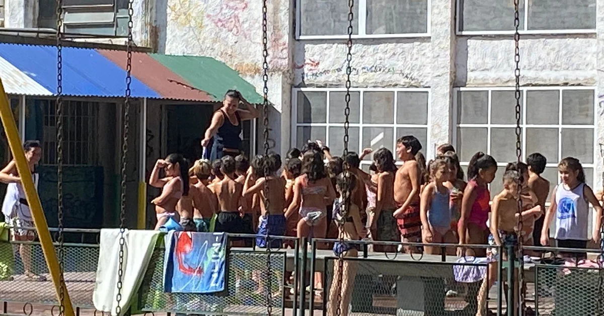 Heat wave: a school in Rosario asked its students to wear mesh and cooled them with hoses