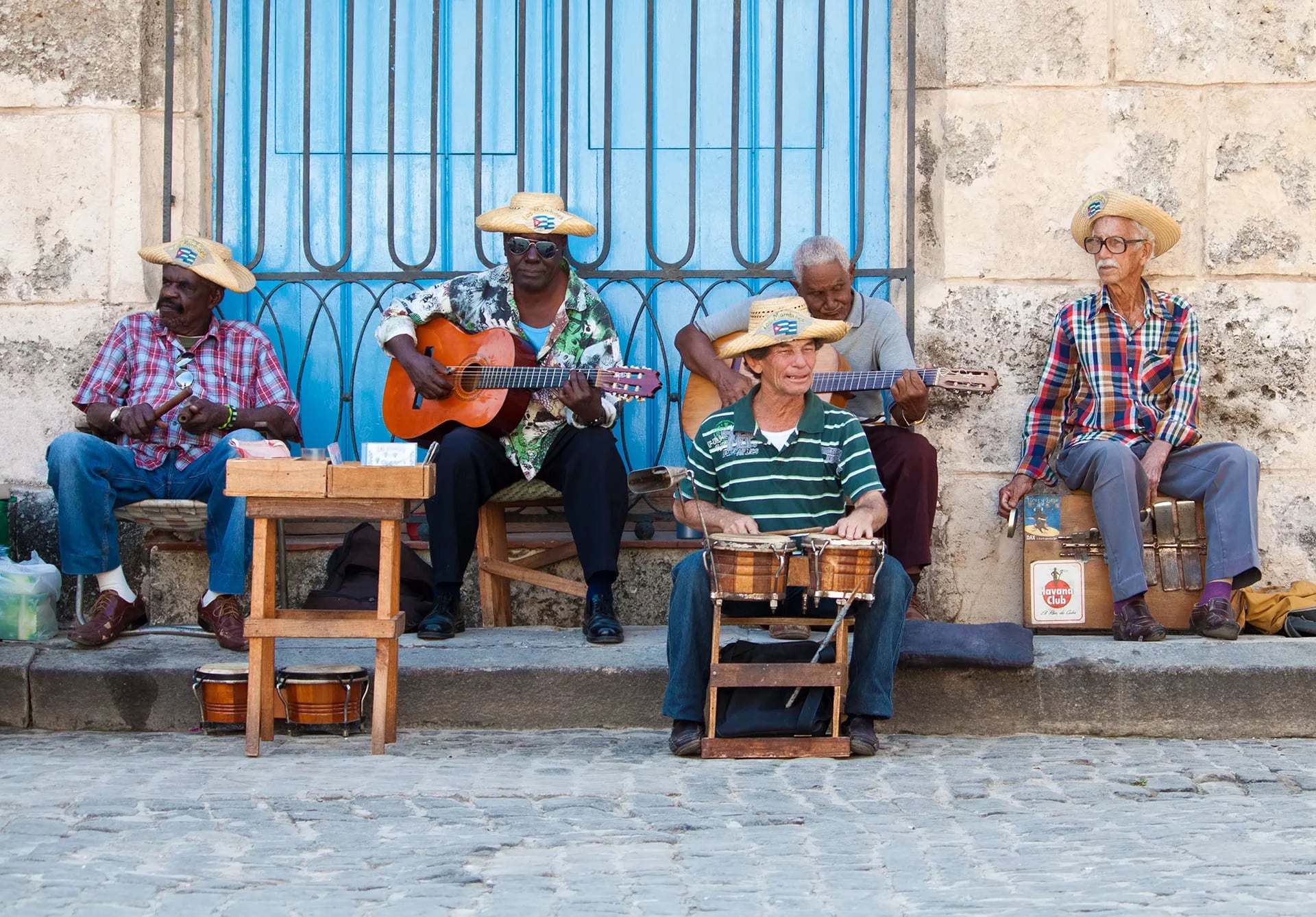 La Habana es una ciudad musical. No es necesario ir a bares y clubes para escuchar a músicos en vivo. Cerca de la Catedral, por ejemplo, se reúnen artistas callejeros los fines de semana.