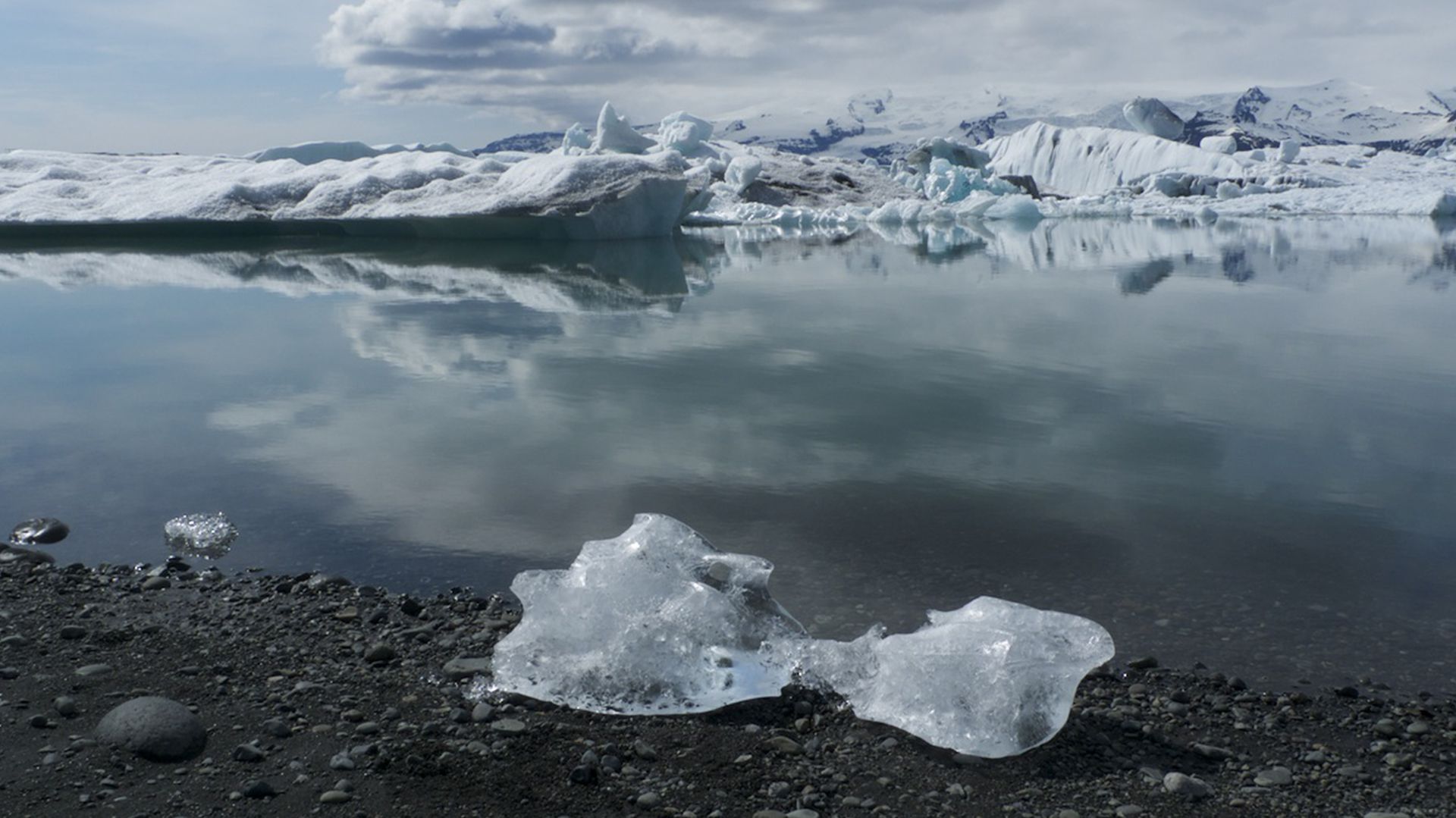 Imagen de hielos continentales que se derriten como consecuencia de la actividad humana