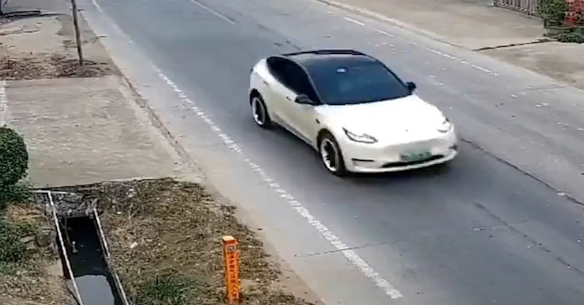 Tesla stürzt in China ab, tötet zwei
