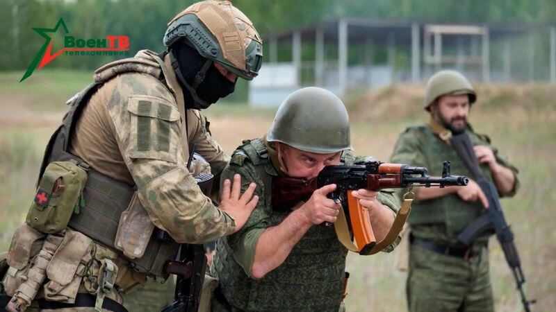 Un combatiente del grupo mercenario ruso Wagner realiza un entrenamiento para soldados bielorrusos en un campo de tiro cerca de la ciudad de Osipovichi