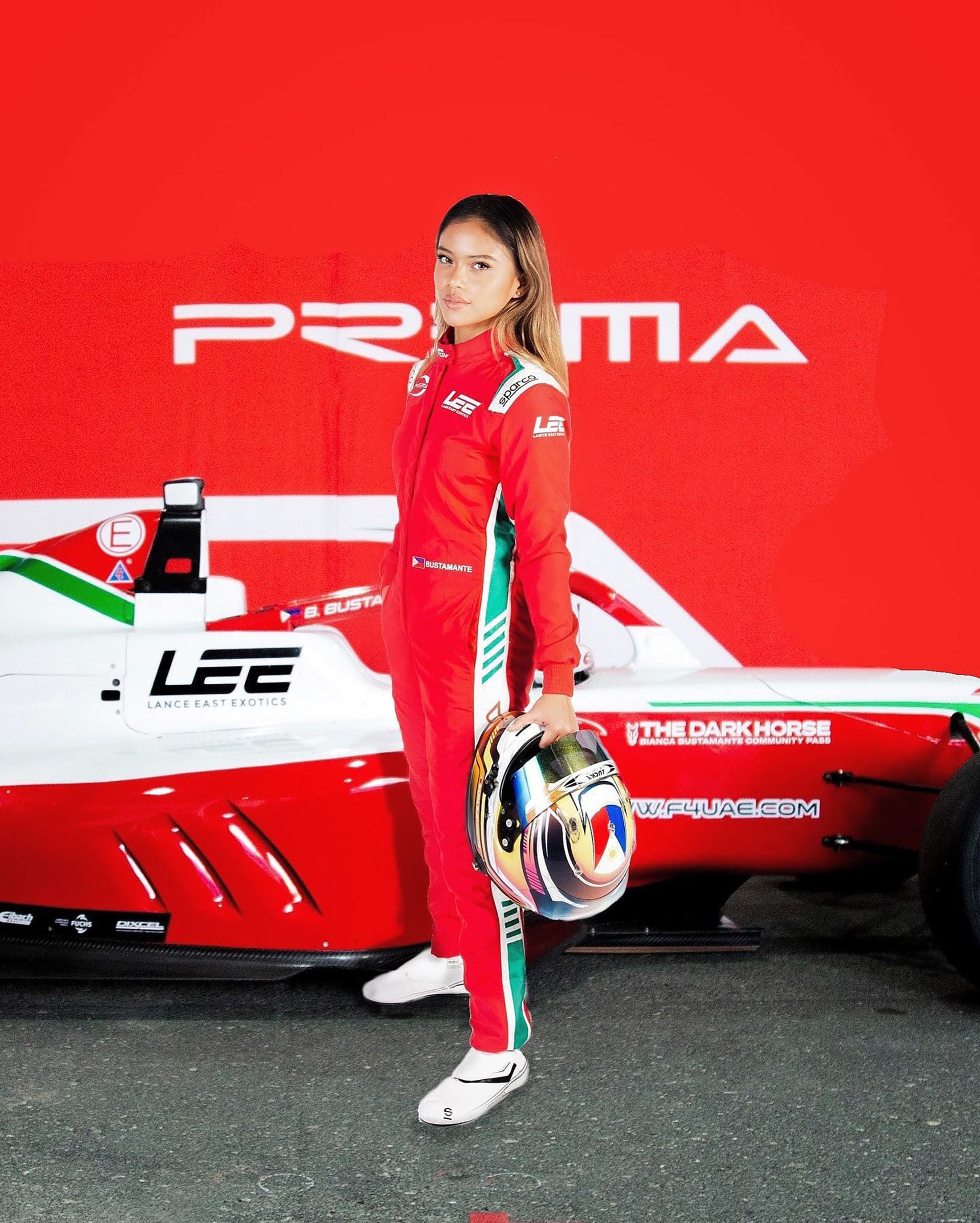 Junto a su auto de la F1 Academy (@racerbia)