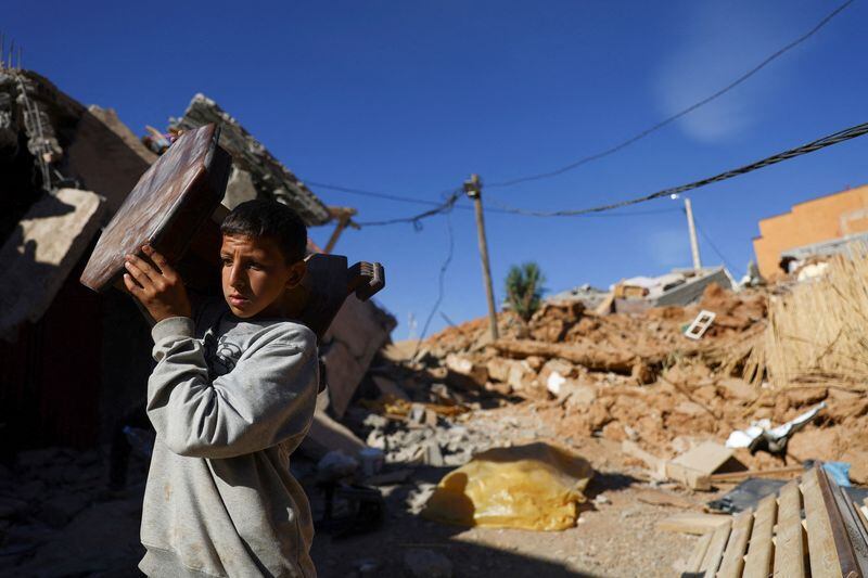 Un marroquí recupera un mueble en una aldea a las afueras de Talaat N'Yaaqoub  (REUTERS/Hannah McKay)
