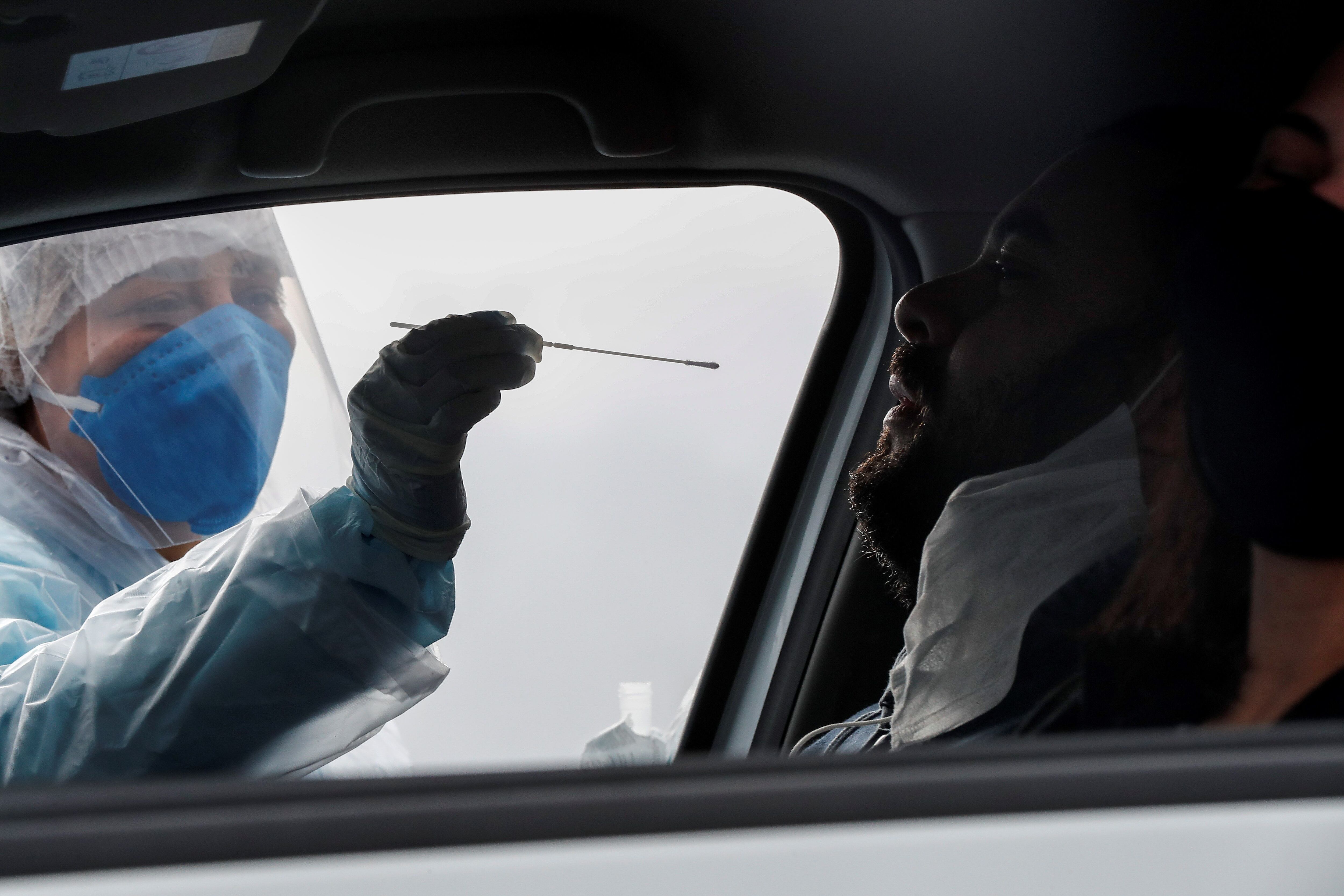 Un sanitario realiza una prueba de PCR para detectar la covid-19 en Sao Paulo (Brasil), en una fotografía de archivo. EFE/Sebastiao Moreira