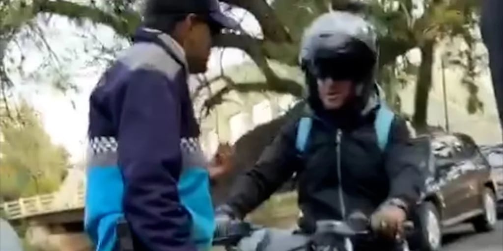 Video: brutal pelea entre un motociclista y un inspector de tránsito frente a un colegio de Tigre