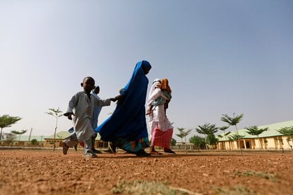 Madres llegan a Jangebe para recoger a sus hijas tras su liberación (REUTERS/Afolabi Sotunde)