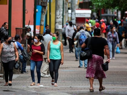 Mujeres con tapabocas caminan en la Calle Peatonal de Tegucigalpa (EFE)
