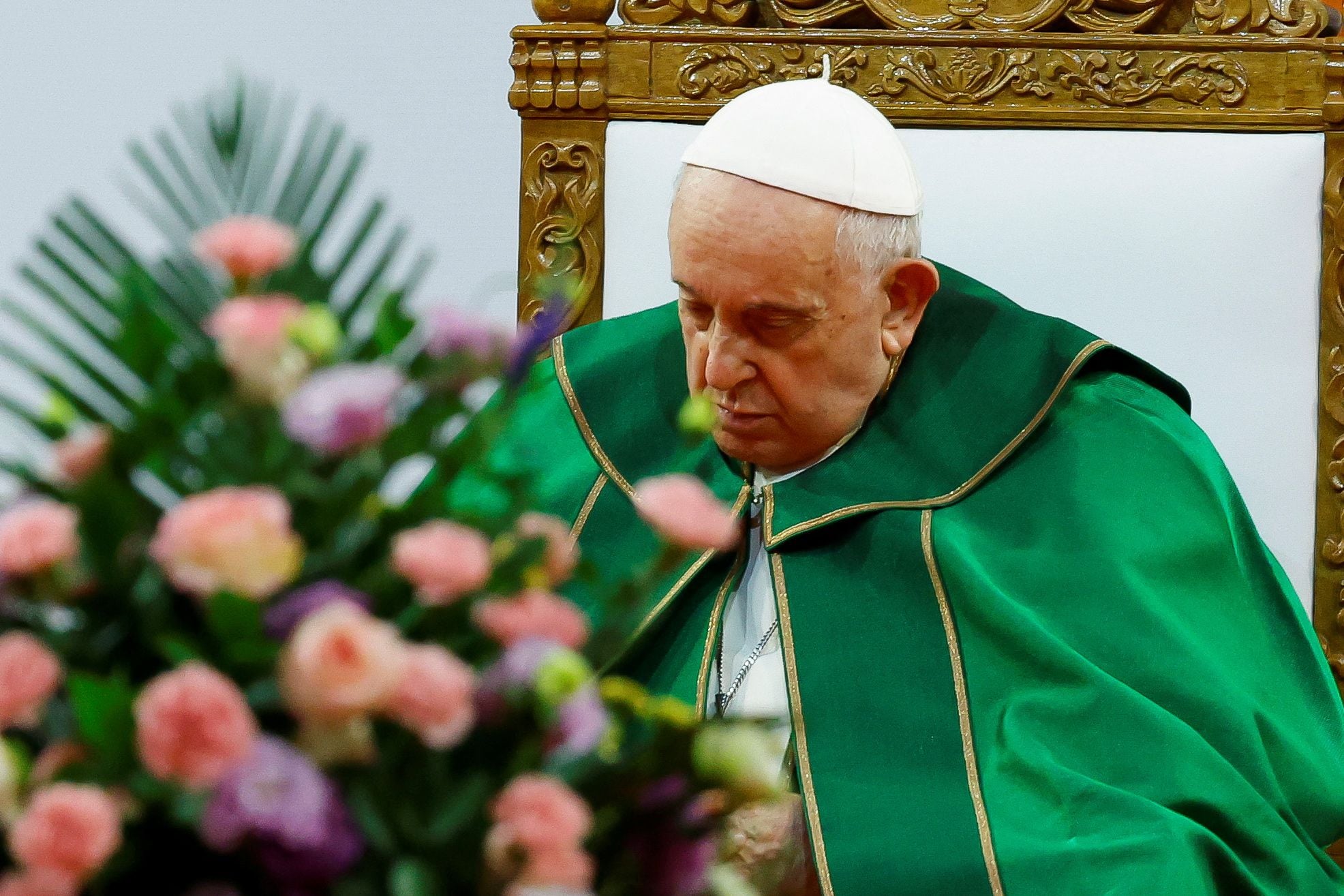El Papa Francisco asiste a la Santa Misa. REUTERS/Remo Casilli