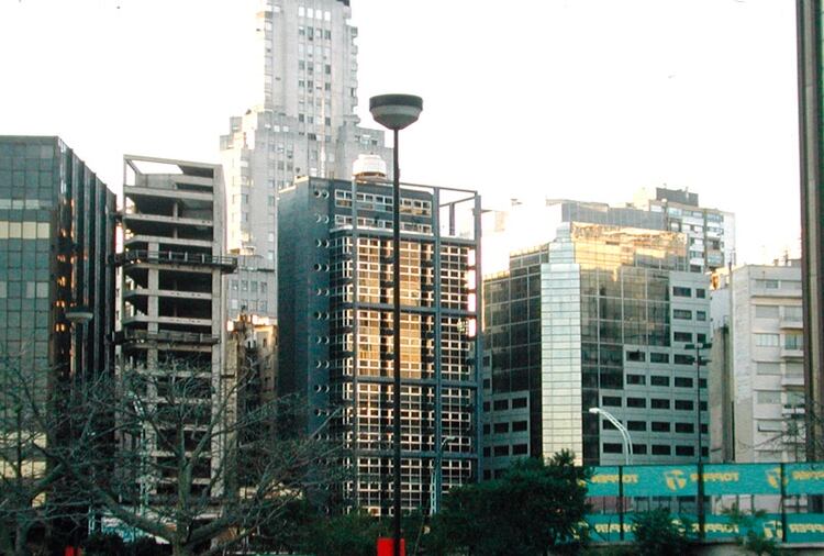 El edificio Estuario está ubicado en la esquina de las calles Reconquista y Rojas, en Capital Federal