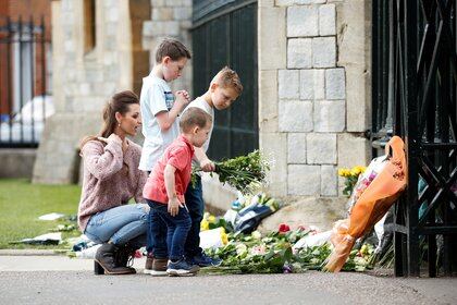Desde temprano, familias londinenses acuden a dejar flores a los pies del castillo donde murió el Duque (REUTERS/Andrew Boyers)