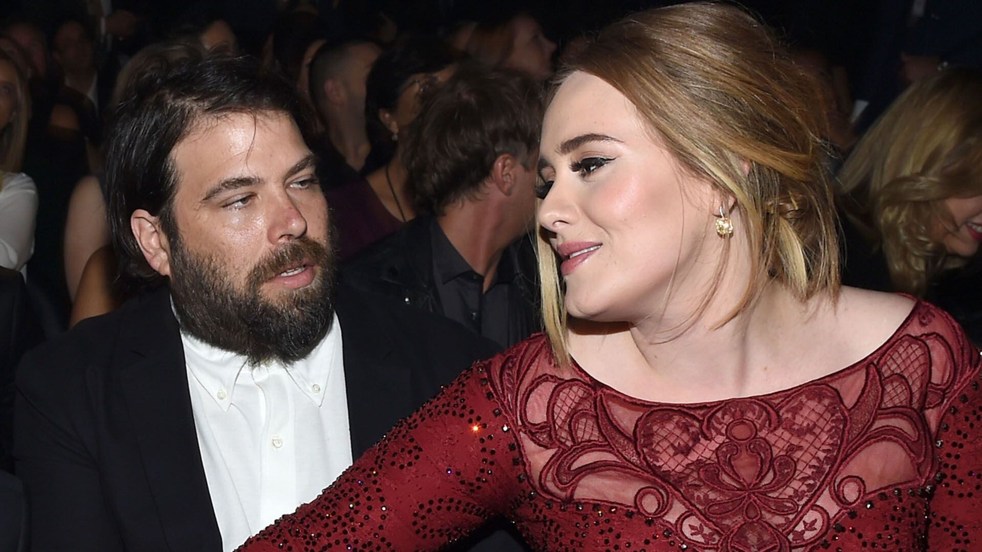 Adele y su ahora ex esposo Simon Konecki en los premios Grammy 2016 (AFP)