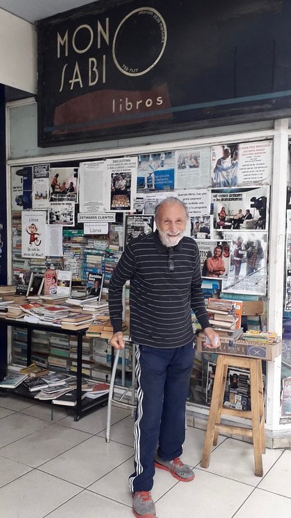 José María, al frente de su librería El Mono Sabio