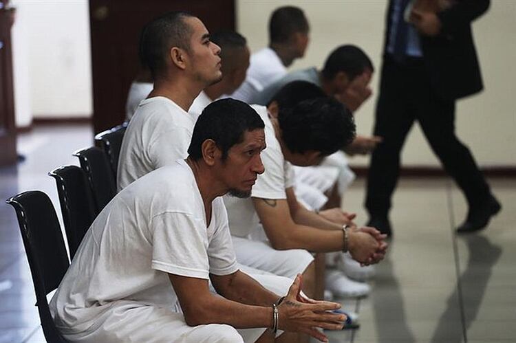 Integrantes de la pandilla Mara Salvatrucha (MS13) asisten a una corte antimafia de San Salvador (Foto: EFE)
