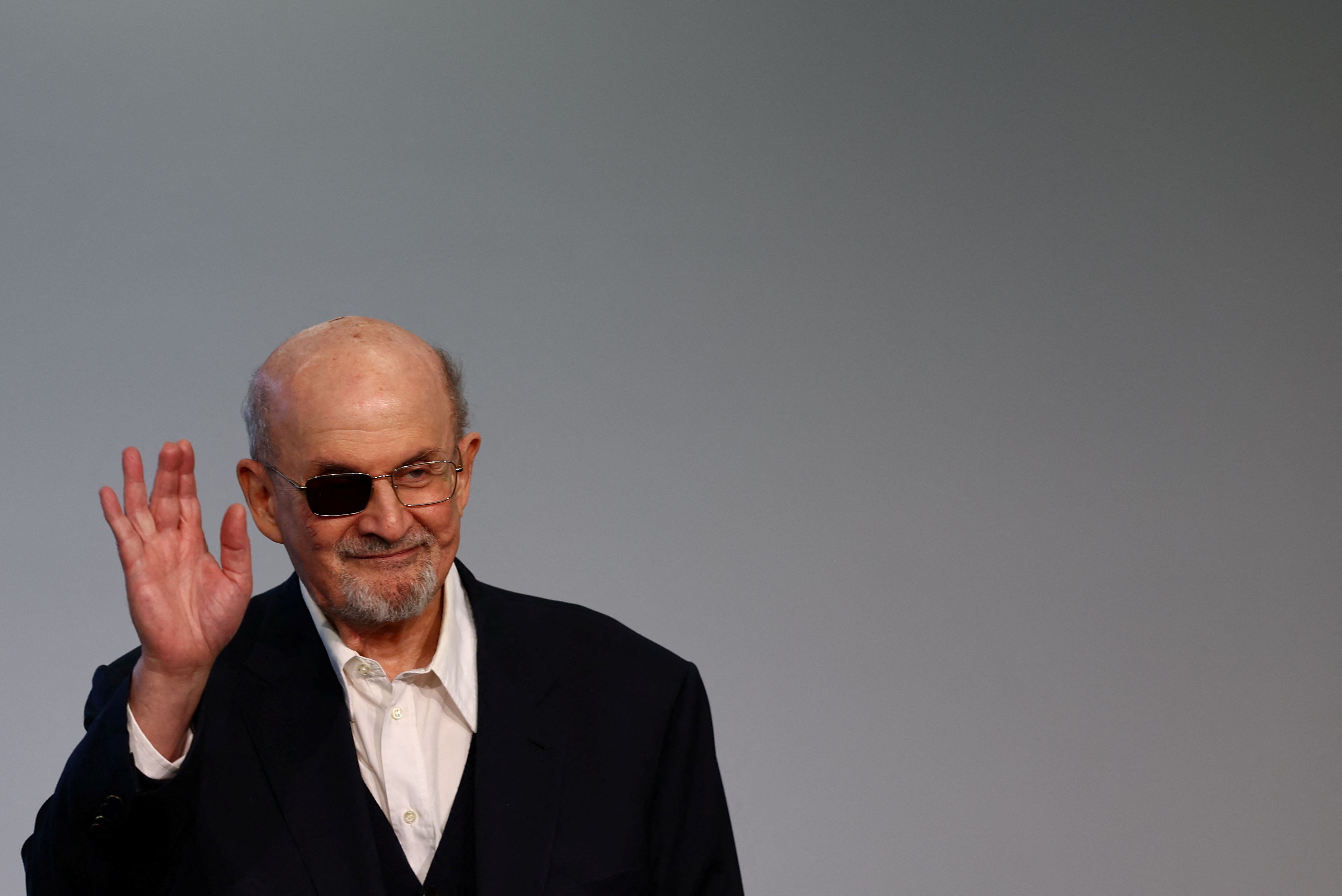 El autor Salman Rushdie en una conferencia de prensa en la Feria del Libro de Frankfurt, el 20 de octubre de 2023 (REUTERS/Kai Pfaffenbach)