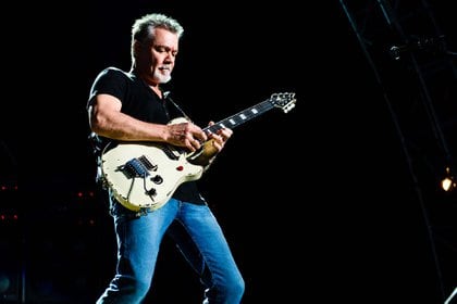 Eddie Van Halen en concierto en Cricket Wireless, Bonner Springs, Kansas el 22 de julio de 2015 (Rmv / Shutterstock)