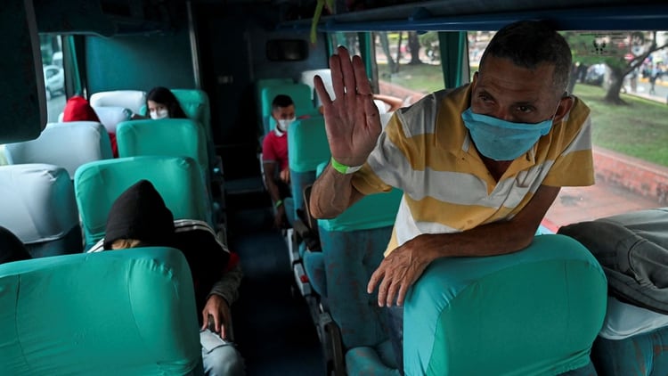 Un migrante venezolano en Cali, regresa a su país por la crisis del coronavirus en Colombia (Photo by Luis ROBAYO / AFP)
