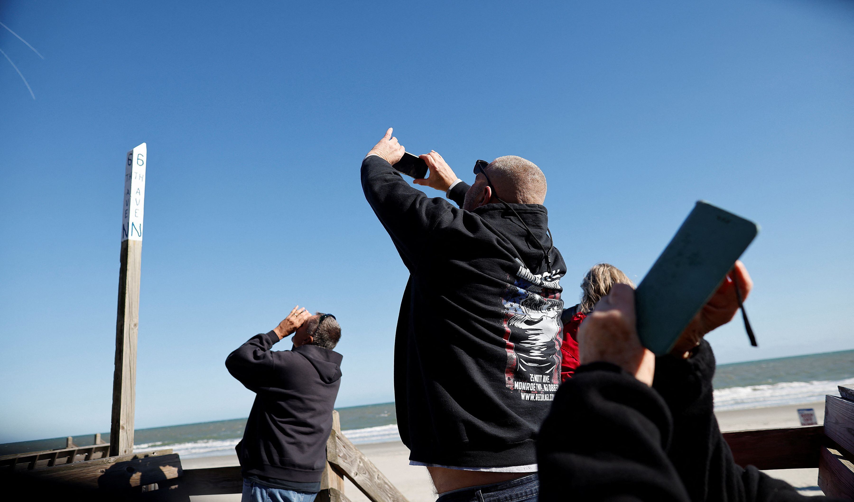 El globo es fotografiado en la costa de Surfside Beach, en Carolina del Sur (Reuters)