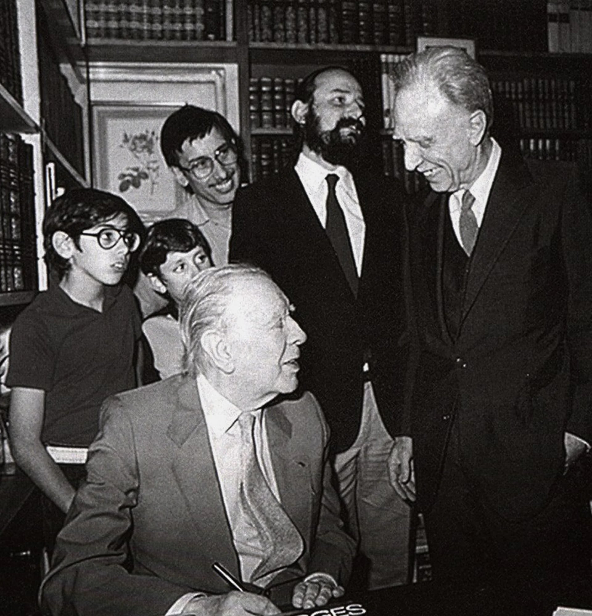 Último encuentro entre Borges y Bioy, en la librería de Alberto Casares (en el centro de pie, con barba)