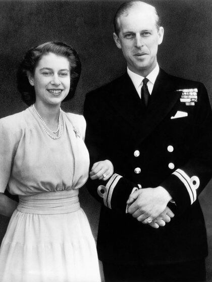 En esta imagen de archivo, tomada el 10 de julio de 1947, la entonces heredera al trono de Inglaterra, la princesa Isabel, y su prometido, el teniente Felipe Mountbatten, posan para una fotografía tras el anuncio de su compromiso en Londres el 9 de julio de 1947. 