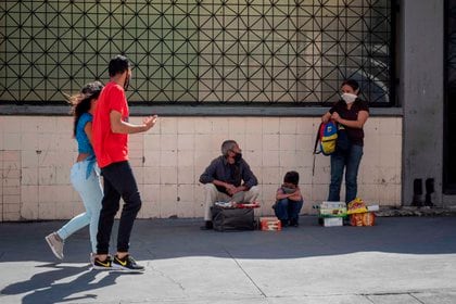 Personas venden su mercancía de manera informal en Caracas (Venezuela). EFE/ Rayner Peña R./Archivo
