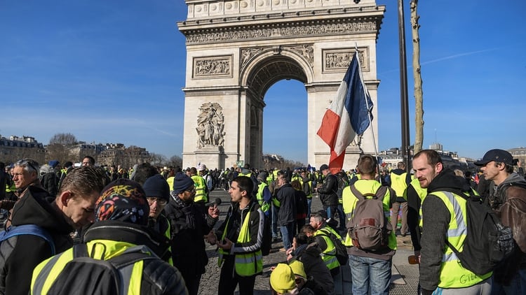 París es una de las tres ciudades más caras del mundo. En la foto los “chalecos amarillo”, trabajadores que protestan por los altos costos de vida en la capital francesa (AFP)