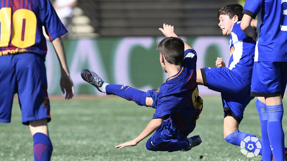 El gol viral de un niño del Barcelona al que comparan con Ronaldinho
