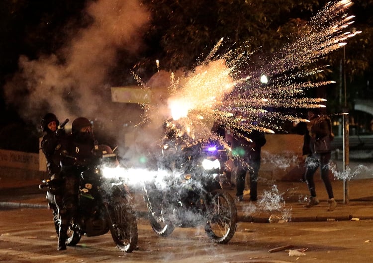 Enfrentamiento entre policías y manifestantes en La Paz (REUTERS/Manuel Claure)