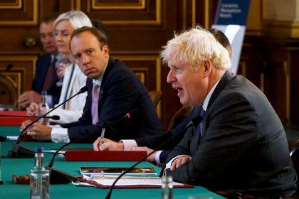 FOTO DE ARCHIVO: El ministro de sanidad británico, Matt Hancock, observa al primer ministro Boris Johnson en una reunión en Londres el 15 de septiembre de 2020 (Jonathan Buckmaster/Pool via REUTERS)
