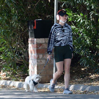 Lucy Hale salió a hacer deporte por las calles de Los Ángeles. La actriz realizó su caminata diaria y aprovechó para pasear a su perro, Elvis. Lució unas bikers, buzo estampado de cebra, auriculares, gorra y tapabocas