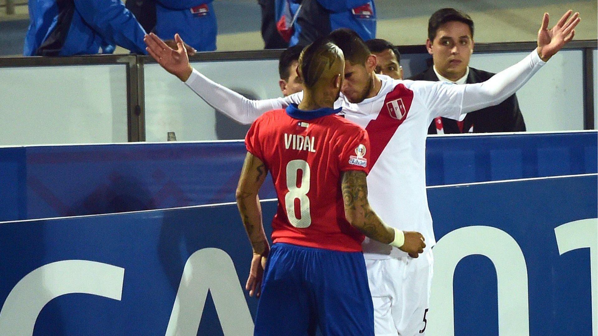 Careo entre Carlos Zambrano y Arturo Vidal en semifinales de la Copa América 2015.