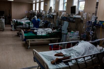 Pacientes contagiados de COVID-19 reciben atención médica en el Hospital Guillermo Almenara de Lima (Perú). EFE/ Sergi Rugrand/Archivo
