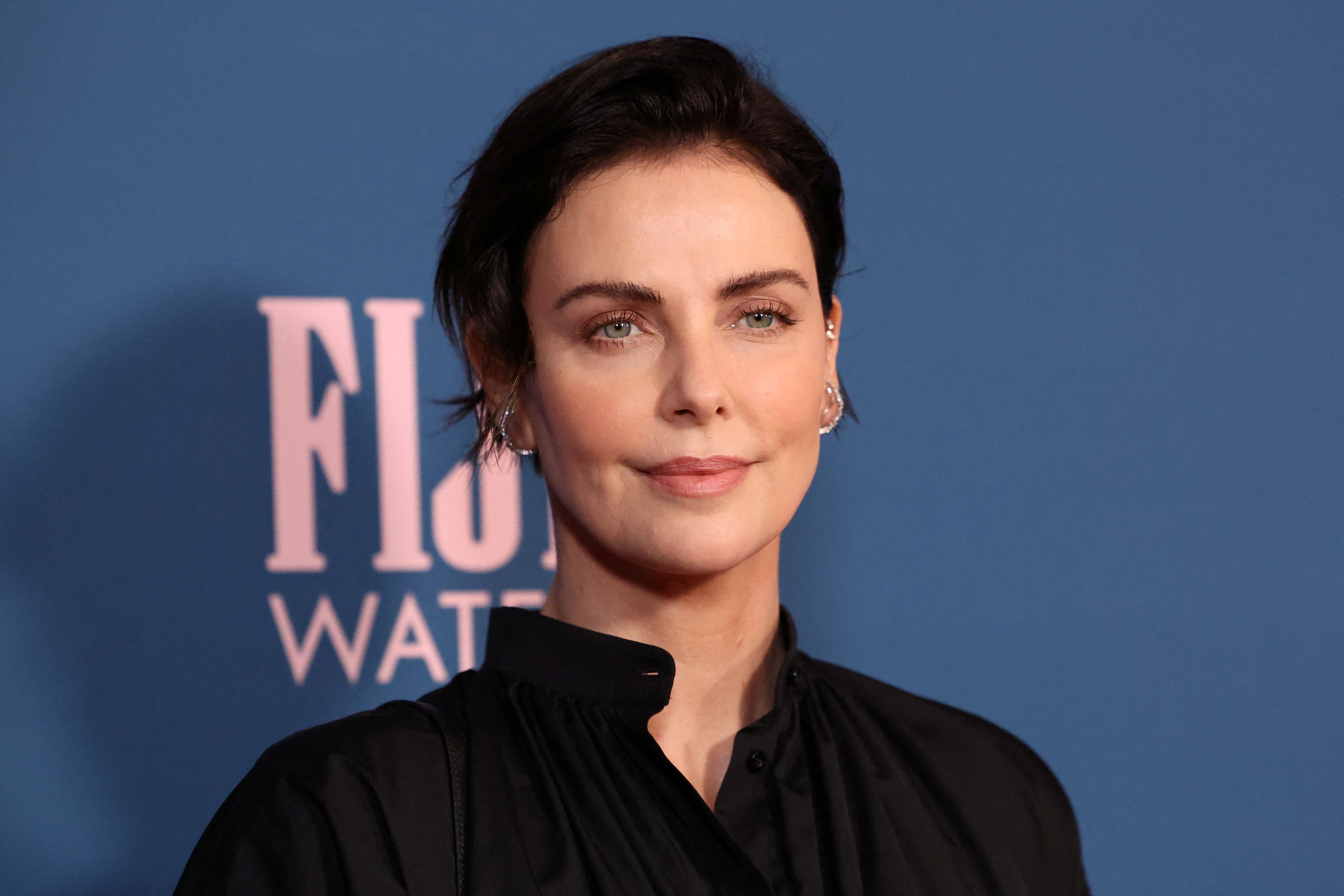 Charlize niega haberse hecho alguna cirugía en el rostro, un rumor que circuló a partir de su cambio de apariencia (REUTERS/Mario Anzuoni)