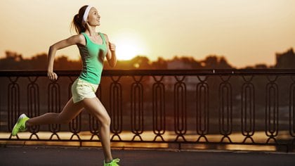 La actividad física regular permite mejorar el tono muscular y la masa ósea (Shutterstock)