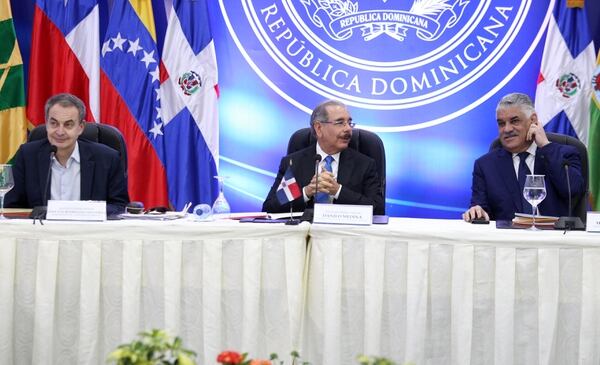 El ex primer ministro español Jose Luis Rodriguez Zapatero, el presidente de República Dominicana Danilo Medinay el canciller Miguel Vargas durante la ronda de diálogos entre el régimen chavista y la oposición venezolana este miércoles (Reuters)